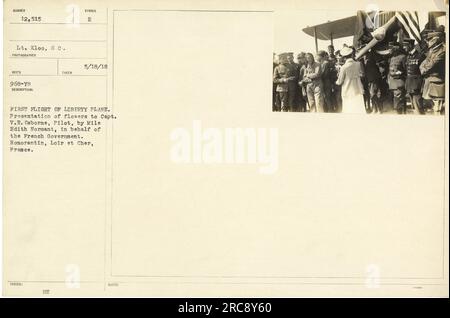 Légende : le lieutenant Kloo, photographe de l'armée américaine, capture le moment où Mile Edith Normant présente des fleurs au capitaine V.R. Csborne, pilote d'un avion Liberty, pour le compte du gouvernement français. Cela a eu lieu lors de la première opération de vol de l'avion Liberty à Romorantin, Loir et cher, France le 18 mai 1918. Banque D'Images