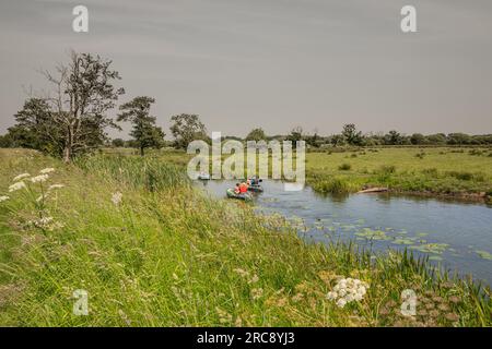 Canoéistes voyageant le long du canal North Walsham et Dilham, Dilham, Norfolk, Angleterre. Banque D'Images