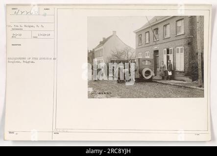 Soldats américains au quartier général de la 37e division à Hooglede, en Belgique pendant la première Guerre mondiale. Le lieutenant Tra H. Morgan du corps des signaux est représenté sur cette image. La photo a été prise le 19 décembre 1918. Banque D'Images