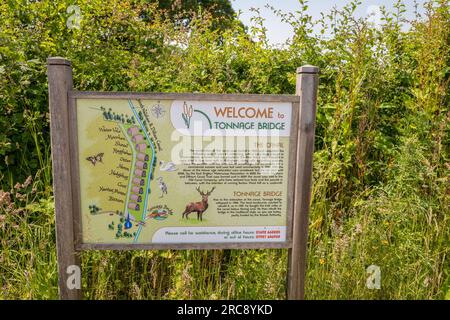 Panneau d'information sur le pont tonnage et le canal North Walsham et Dilham, Dilham, Norfolk, Angleterre. Banque D'Images