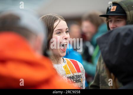 AIMI Kenyon Junior descente VTT couronnée de joie après avoir pris la 3e place de la coupe du monde féminine junior UCI 2022, fort William, Écosse, Royaume-Uni Banque D'Images