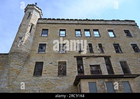 Le toit a disparu sur le bâtiment administratif en ruine qui se trouve abandonné à la prison Old Joliet, qui a ouvert en 1858 et fermé en 2002. Banque D'Images