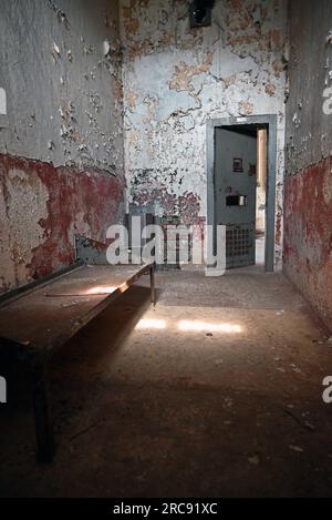 Une des cellules d'isolement, aussi appelées tombes, de la prison du Vieux Joliet, qui a été ouverte en 1858 et fermée en 2002. Banque D'Images