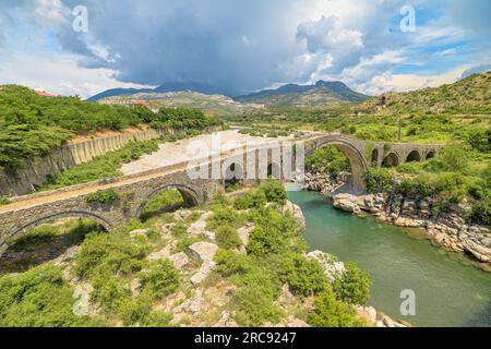 Vue drone sur le pont Mesi, situé en Albanie, est un joyau architectural qui enjambe la rivière Kir dans le village pittoresque de Mesi. Cet historique Banque D'Images