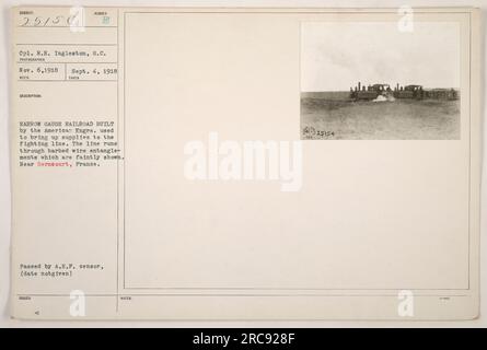 CPL. DROIT Ingleston, du signal corps, est vu sur cette photographie prise le 6 novembre 1918. L'image capture un chemin de fer à voie étroite construit par les ingénieurs américains, qui a été utilisé pour transporter des fournitures jusqu'à la ligne de front. Les enchevêtrements de fils barbelés peuvent être faiblement observés. L'emplacement est près de Berncourt, France. La photographie a été approuvée par le censeur de l'A.E.F. bien que la date précise ne soit pas fournie. Banque D'Images