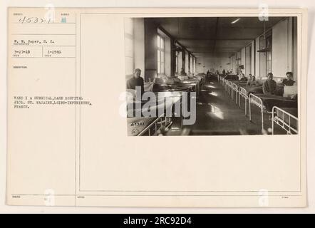 Image montrant le quartier 1 de l'hôpital de la base chirurgicale #101 à St. Nazaire, France pendant la première Guerre mondiale. La salle semble bien entretenue et équipée, avec divers appareils médicaux et lits visibles. Le photographe était W. W. Soper, S.C., et la photo a été prise le 27 mars 1919. Cette image fait partie de la série H 1-2549, avec les notes CO mentionnant 45321. Banque D'Images