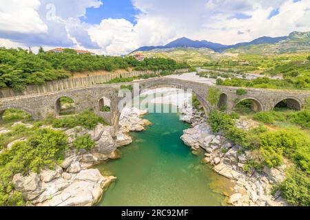 Mesi Bridge en Albanie est une merveille architecturale étonnante qui enjambe la rivière Kir dans un village pittoresque. Ce pont de pierre historique, originaire de l'ottoman Banque D'Images