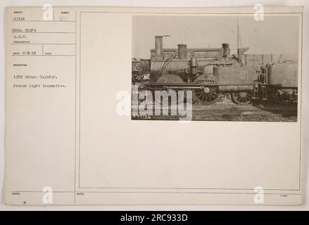 Photographie d'une locomotive légère française, spécifiquement identifiée comme SLEECTI 47120, utilisée par la 13e unité du chemin de fer du génie pendant la première Guerre mondiale Cette image a été prise par un photographe de l'American Expeditionary Forces (AEF) le 1 avril 1919, et est accompagnée d'un numéro de description délivré par le 13th Engineers Railway de l'UE. Banque D'Images