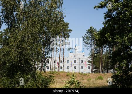 LEGOLAND Castle Hotel vue à travers les arbres du Skulpturpark Billund, Billund, Danemark Banque D'Images