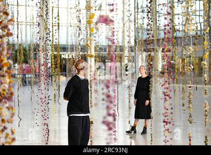 À USAGE ÉDITORIAL SEULEMENT l'artiste Rebecca Louise Law et l'artiste sonore Jason Singh dévoilent « The place Between », une installation immersive au Middleton Hall de centre:mk pour le IF:Milton Keynes International Festival qui ouvrira ses portes vendredi et se poursuivra jusqu'au dimanche 30 juillet. Date de la photo : jeudi 13 juillet 2023. Banque D'Images