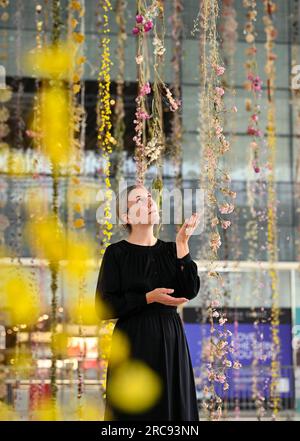 À USAGE ÉDITORIAL SEULEMENT l'artiste Rebecca Louise Law dévoile « The place Between », une installation immersive au Middleton Hall de centre:mk pour le IF:Milton Keynes International Festival qui ouvrira ses portes vendredi et se poursuivra jusqu'au dimanche 30 juillet. Date de la photo : jeudi 13 juillet 2023. Banque D'Images