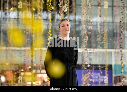 À USAGE ÉDITORIAL SEULEMENT l'artiste Rebecca Louise Law dévoile « The place Between », une installation immersive au Middleton Hall de centre:mk pour le IF:Milton Keynes International Festival qui ouvrira ses portes vendredi et se poursuivra jusqu'au dimanche 30 juillet. Date de la photo : jeudi 13 juillet 2023. Banque D'Images