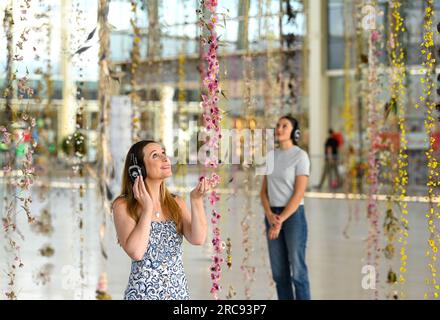 UTILISATION ÉDITORIALE SEULES Emily Bird et Sarita Knight, de Londres, participent à l'installation alors que l'artiste Rebecca Louise Law et l'artiste sonore Jason Singh dévoilent « The place Between », Une installation immersive au centre:mk's Middleton Hall pour le IF:Milton Keynes International Festival qui ouvrira ses portes vendredi et se poursuivra jusqu'au dimanche 30 juillet. Date de la photo : jeudi 13 juillet 2023. Banque D'Images