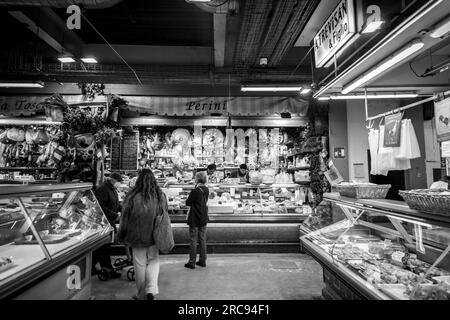 Florence, Italie - 5 avril 2022 : le Mercato Centrale est un marché alimentaire situé entre via dell'Ariento, via Sant'Antonino et via Panicale, Florence. Banque D'Images