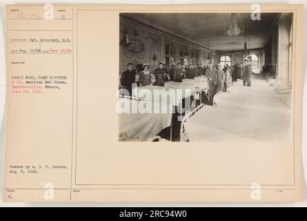 Soldats soignés et soignés au Sunber large Ward de l'hôpital de la base #32, Croix-Rouge américaine, Contrexeville, France, le 26 juin, 1918. La photographie a été prise par le sergent MOscioni, S.C., et transmise à l ' A.E.P. Censurer le 6 août 1918. Banque D'Images