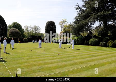 Les gens jouant sur la pelouse de Croquet à Brodsworth Hall, NR Doncaster, Royaume-Uni Banque D'Images