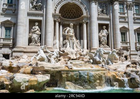 La façade du Palazzo poli forme la toile de fond de la fontaine de Trevi (Fontana di Trevi) sur la Piazza di Trevi à Rome, dans la région du Latium, en Italie Banque D'Images