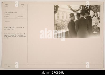 Défilé de la 77e Division à New York. John Wannamaker, président du comité du maire, discutant avec le maire Hylan du stand d'examen. Photographie prise par le caporal Warner le 12 mai 1919 et reçue le 6 mai 1919. Description publiée sous le numéro de sujet 49921.» Banque D'Images