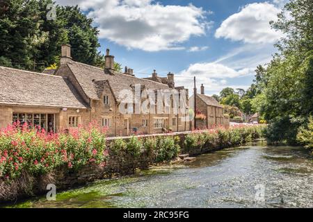 Géographie / voyage, Grande-Bretagne, Gloucestershire, Cirencester, Old Cottages at River 1 in Bibury, INFORMATIONS-AUTORISATION-DROITS-SUPPLÉMENTAIRES-NON-DISPONIBLES Banque D'Images