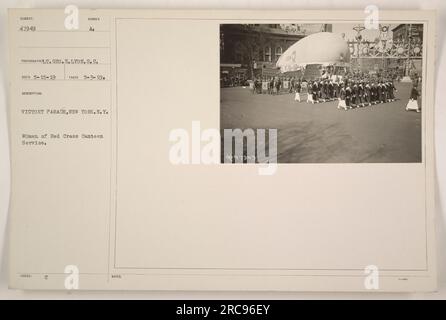 Les femmes du service de cantine de la Croix-Rouge participent à un défilé de la victoire à New York. L'image les dépeint alors qu'ils marchent avec la foule, portant des uniformes de la Croix-Rouge et tenant des banderoles. La parade a eu lieu le 3 mai 1944, et était une célébration de la victoire pendant la première Guerre mondiale. Banque D'Images