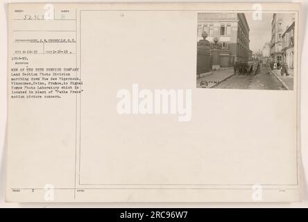 Des membres de la 55e compagnie de service, Section Land, Division photo, sont vus marchant le long de la rue des Vigermons à Vincennes, Seine, France. Ils se dirigent vers le signal corps photo Laboratory, qui est logé dans l'installation appartenant à la société de cinéma 'Pathe Frees'. Cette photographie a été prise le 16 janvier 1919 par le photographe OT. J. W. Crunelle. Banque D'Images