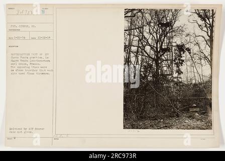 Soldats américains utilisant des lance-flammes dans la partie sud-est de la position de Cheve Tondu, le Cheve Tondu, Meuse, France pendant la première Guerre mondiale. Les lignes adverses étaient à proximité immédiate, ce qui nécessitait l'utilisation de lance-flammes comme arme tactique. Cette photographie a été prise le 22 novembre 1918, et le photographe est le VP Gibbon, SC. L'image a été publiée par le censeur de l'AFF sans date spécifiée. Banque D'Images