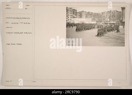 Armée Nurse corps marchant dans Victory Parade à New York. Photographie prise par le Lt. Geo. H. Lyon. S.C. le 3 mai 1919. La photographie est classée sous le numéro de sujet 47811 et a été reçue le 15 mai 1919. L'image peut également être trouvée sous la description Bouchfut 9847811 dans les archives HEARM. Banque D'Images