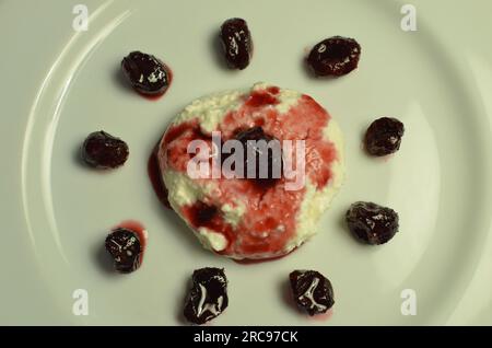 Une terrine à la saveur douce et l'onctuosité idéale pour recevoir une gelée de fruits rouges. Banque D'Images