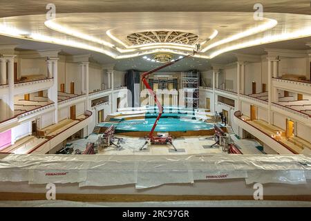 La photo d'illustration montre un homme debout dans un ascenseur de cueillette de cerises pour effectuer des travaux sur le plafond dans la salle Henry le boeuf, lors d'une visite de toits rénovés et de salles d'exposition, après l'incendie de 2021 sur le toit du bâtiment BOZAR, jeudi 13 juillet 2023. Après l'incendie du 18 janvier 2021, il y a eu d'importants dégâts d'eau dans la salle de concert Henry le boeuf et à l'orgue monumental. La Régie des batiments - Régie der Gebouwen (Administration fédérale des bâtiments) a réparé les toits endommagés et les halls d'exposition. Depuis le 1 juillet 2023, les travaux ont également commencé dans la salle de concert. BELGA PHOTO JAMES Banque D'Images