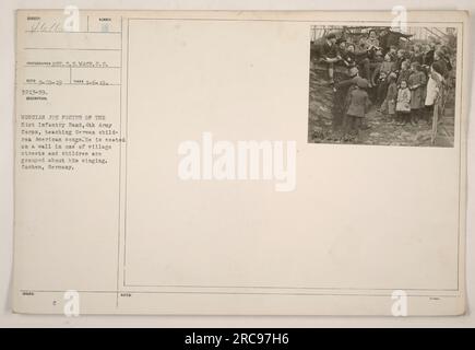 Joe Foster, un musicien de la 51st Infantry Band, 4th Army corps, est vu enseigner des chansons américaines aux enfants allemands à Cochem, en Allemagne. La photographie a été prise le 23 mars 1919 par S.C. E. Mace. Foster est assis sur un mur dans l'une des rues du village, avec des enfants rassemblés autour de lui chantant. Banque D'Images