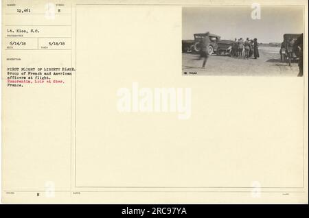 Des officiers français et américains se sont réunis à Romorantin, Loir et cher, France pour le premier vol du Liberty plane. La photographie, prise le 18 mai 1918, capture le moment historique de la première Guerre mondiale Banque D'Images