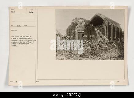 Une église en Allemagne est détruite dans le cadre des efforts agressifs pour éradiquer les institutions religieuses pendant la première Guerre mondiale. La photographie, prise en 1918, symbolise la destruction impitoyable des lieux de culte alors que l’Allemagne cherchait à imposer une vision barbare au monde. Banque D'Images