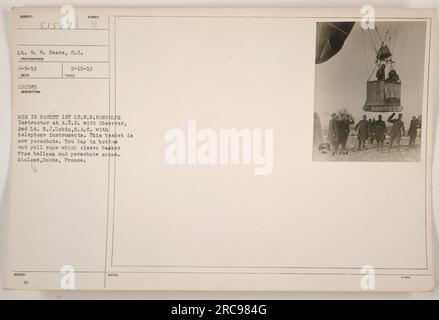 1st Lt. W.F. Randolph, un instructeur à l'A.T.S., avec l'observateur 2nd Lt. B.J. Lubin, du C.A.C., peut être vu sur cette image. Ils sont à l'intérieur d'un panier qui sert de nouveau type de parachute. En cas d'urgence, on s'allongerait à l'intérieur du panier, tirerait une corde pour la détacher du ballon, et le parachute s'ouvrirait. La photographie a été prise à Etalons, Doubs, France, le 5 avril 1919. Banque D'Images