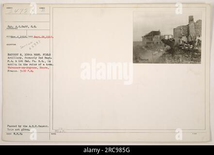 Le sergent A.C.Duff du corps des signaux est vu au combat avec la batterie E, 108th Regiment Field Artillery, anciennement le 2nd Regiment F.A. & 1st Cal. P.A. N.G. La photographie a été prise le 28 septembre 1918, à Varennes-en-Argonne, Meuse, France. La ville est en ruines, et l'image a été effacée par le censeur de l'A.E.F. La date exacte d'émission est inconnue, et la photo provient de la collection W.F.C Mo.a.Fi. Banque D'Images