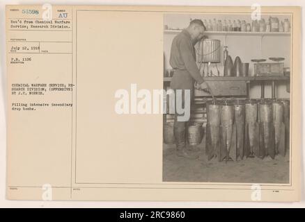 Image de la Division de recherche du Chemical Warfare Service remplissant des bombes incendiaires intensives. La photo a été prise par J.C. Norris le 12 juillet 1918. Il a été reçu du Chemical Warfare Service et reçoit le numéro de sujet 54598. La photo est étiquetée comme « offensive ». Banque D'Images