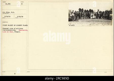 Des représentants militaires assistent au premier vol d'un avion Liberty à Loir et cher, en France, le 18 mai 1918. Cette photographie, numéro 111-SC-12451, a été prise par le lieutenant Kloo, C.S., le 14 juin 1918. L'image capture une vue générale de la scène. Photographie prise à Romorantin. Banque D'Images