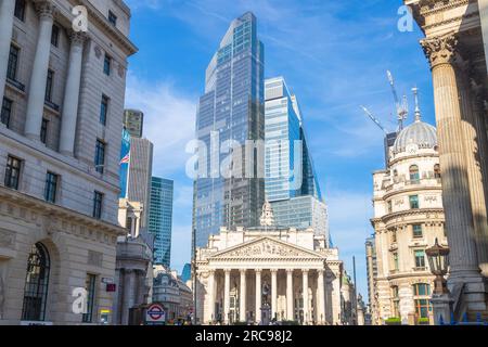 LONDRES, Royaume-Uni - 6 JUILLET 2023 : l'extérieur de la Banque d'Angleterre dans le centre de Londres. Les gens peuvent aussi être vus. Banque D'Images