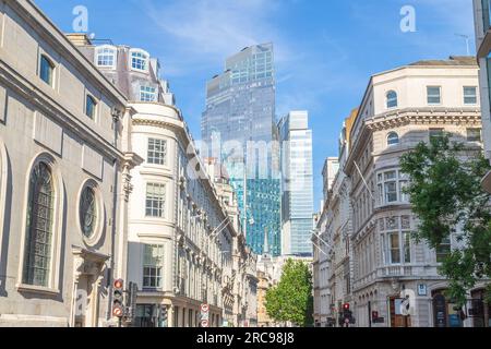 LONDRES, Royaume-Uni - 6 JUILLET 2023 : bâtiments et rues de la City de Londres, quartier financier. Banque D'Images