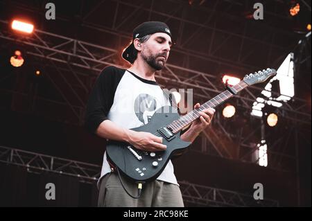 TORINO, STUPINIGI SONIC PARK FESTIVAL 2023, ITALIE : Adriano Viterbini, chanteur et guitariste du duo italien Bud Spencer Blues explosion (aussi connu sous le nom de BSBE), joue en direct au Stupinigi Sonic Park festival, en ouverture de placebo. Banque D'Images