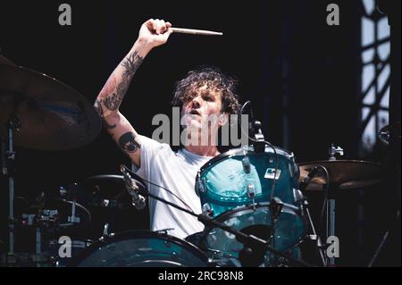 TORINO, STUPINIGI SONIC PARK FESTIVAL 2023, ITALIE : Cesare Petulicchio, batteur du duo italien Bud Spencer Blues explosion (aussi connu sous le nom de BSBE), se produisant en direct au Stupinigi Sonic Park festival, en ouverture de placebo. Banque D'Images