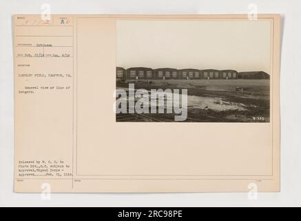 Vue générale des hangars de Langley Field, Hampton, va. Cette photographie a été prise par Robinson le 8 janvier 1918. L'image montre une ligne d'automobiles devant les hangars. La photo a été approuvée et publiée par signal corps. Numéro de dossier : 630 18-232. Banque D'Images