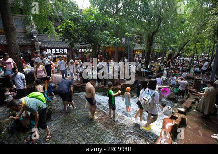 (230713) -- CHENGDU, 13 juillet 2023 (Xinhua) -- les enfants s'amusent dans l'ancienne ville de Huanglong creek à Chengdu, capitale de la province du Sichuan dans le sud-ouest de la Chine, le 24 juin 2023. La rivière Jinjiang traverse la partie centrale de Chengdu, contribuant à la renommée et au glamour des nombreux événements historiques et culturels de Chengdu. Il a deux cours d'eau principaux appelés rivière Fuhe et rivière Nanhe. Partant de Dujiangyan, la rivière de 150 km part du district de Shuangliu. En février 2016, le gouvernement local de Chengdu a mis en œuvre dix règlements sur le contrôle de l'eau. En 2017, la ville a lancé un programme sur l'eau ecol Banque D'Images