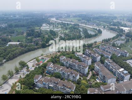 (230713) -- CHENGDU, 13 juillet 2023 (Xinhua) -- cette photo aérienne prise le 23 juin 2023 montre des bâtiments résidentiels le long de la rivière Xuyan, un affluent de la rivière Jinjiang, à Chengdu, capitale de la province du Sichuan dans le sud-ouest de la Chine. La rivière Jinjiang traverse la partie centrale de Chengdu, contribuant à la renommée et au glamour des nombreux événements historiques et culturels de Chengdu. Il a deux cours d'eau principaux appelés rivière Fuhe et rivière Nanhe. Partant de Dujiangyan, la rivière de 150 km part du district de Shuangliu. En février 2016, le gouvernement local de Chengdu a mis en œuvre dix règlements sur l'eau cont Banque D'Images