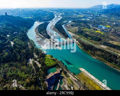 (230713) -- CHENGDU, 13 juillet 2023 (Xinhua) -- cette photo aérienne prise le 4 mars 2023 montre le système d'irrigation de Dujiangyan où commence la rivière Jinjiang à Chengdu, capitale de la province du Sichuan, dans le sud-ouest de la Chine. La rivière Jinjiang traverse la partie centrale de Chengdu, contribuant à la renommée et au glamour des nombreux événements historiques et culturels de Chengdu. Il a deux cours d'eau principaux appelés rivière Fuhe et rivière Nanhe. Partant de Dujiangyan, la rivière de 150 km part du district de Shuangliu. En février 2016, le gouvernement local de Chengdu a mis en œuvre dix règlements sur le contrôle de l'eau. En 201 Banque D'Images