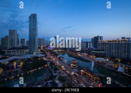 (230713) -- CHENGDU, 13 juillet 2023 (Xinhua) -- une photo prise le 16 février 2023 montre une vue d'un pavillon marquant la convergence de la rivière Fuhe et de la rivière Nanhe dans la rivière Jinjiang à Chengdu, capitale de la province du Sichuan dans le sud-ouest de la Chine, . La rivière Jinjiang traverse la partie centrale de Chengdu, contribuant à la renommée et au glamour des nombreux événements historiques et culturels de Chengdu. Il a deux cours d'eau principaux appelés rivière Fuhe et rivière Nanhe. Partant de Dujiangyan, la rivière de 150 km part du district de Shuangliu. En février 2016, le gouvernement local de Chengdu a mis en œuvre dix règlements sur le wa Banque D'Images