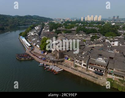 (230713) -- CHENGDU, 13 juillet 2023 (Xinhua) -- cette photo aérienne prise le 24 juin 2023 montre un quai dans l'ancienne ville de Huanglong creek à Chengdu, capitale de la province du Sichuan dans le sud-ouest de la Chine. La rivière Jinjiang traverse la partie centrale de Chengdu, contribuant à la renommée et au glamour des nombreux événements historiques et culturels de Chengdu. Il a deux cours d'eau principaux appelés rivière Fuhe et rivière Nanhe. Partant de Dujiangyan, la rivière de 150 km part du district de Shuangliu. En février 2016, le gouvernement local de Chengdu a mis en œuvre dix règlements sur le contrôle de l'eau. En 2017, la ville a commencé un Banque D'Images