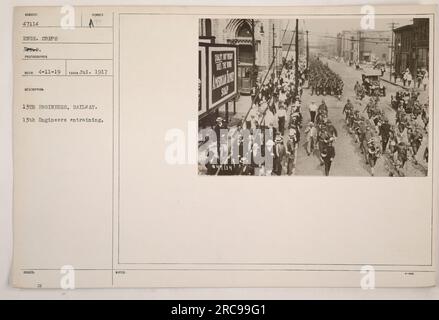 '13th Engineers du corps des chemins de fer embarquant dans des trains pendant la première Guerre mondiale Cette photographie a été prise en juillet 1917 par Subiect 47114, photographe officiel du corps du Génie. L'image montre les soldats qui se préparent à partir dans le cadre de leurs activités militaires. La qualité de cette photographie est classée V, et elle est de la collection américaine FO 49 (14) 9005.' Banque D'Images