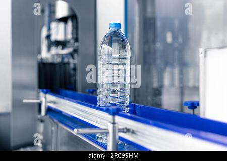 Eau potable propre embouteillée dans la nourriture et les boissons système d'osmose inverse chaîne de convoyeur de production d'usine d'hygiène Banque D'Images