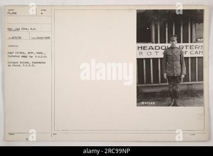 Soldats au camp Devens à Ayer, Massachusetts. Le camp sert de terrain d'entraînement d'infanterie pour le corps d'entraînement des officiers de réserve (R.O.T.C.). La photographie a été prise par S.C. Hitz le 1920 juillet. Le colonel Holden est vu sur l'image, qui était le commandant en chef du R.O.T.C. à l'époque. Banque D'Images