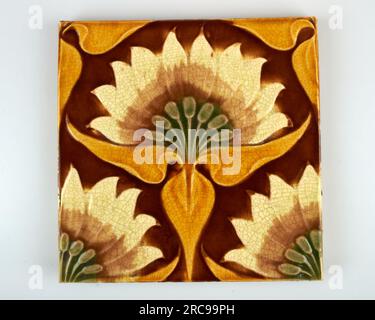 Belle tuile de poterie de fleurs exotiques Pilkington Art Nouveau des années 1900 Banque D'Images